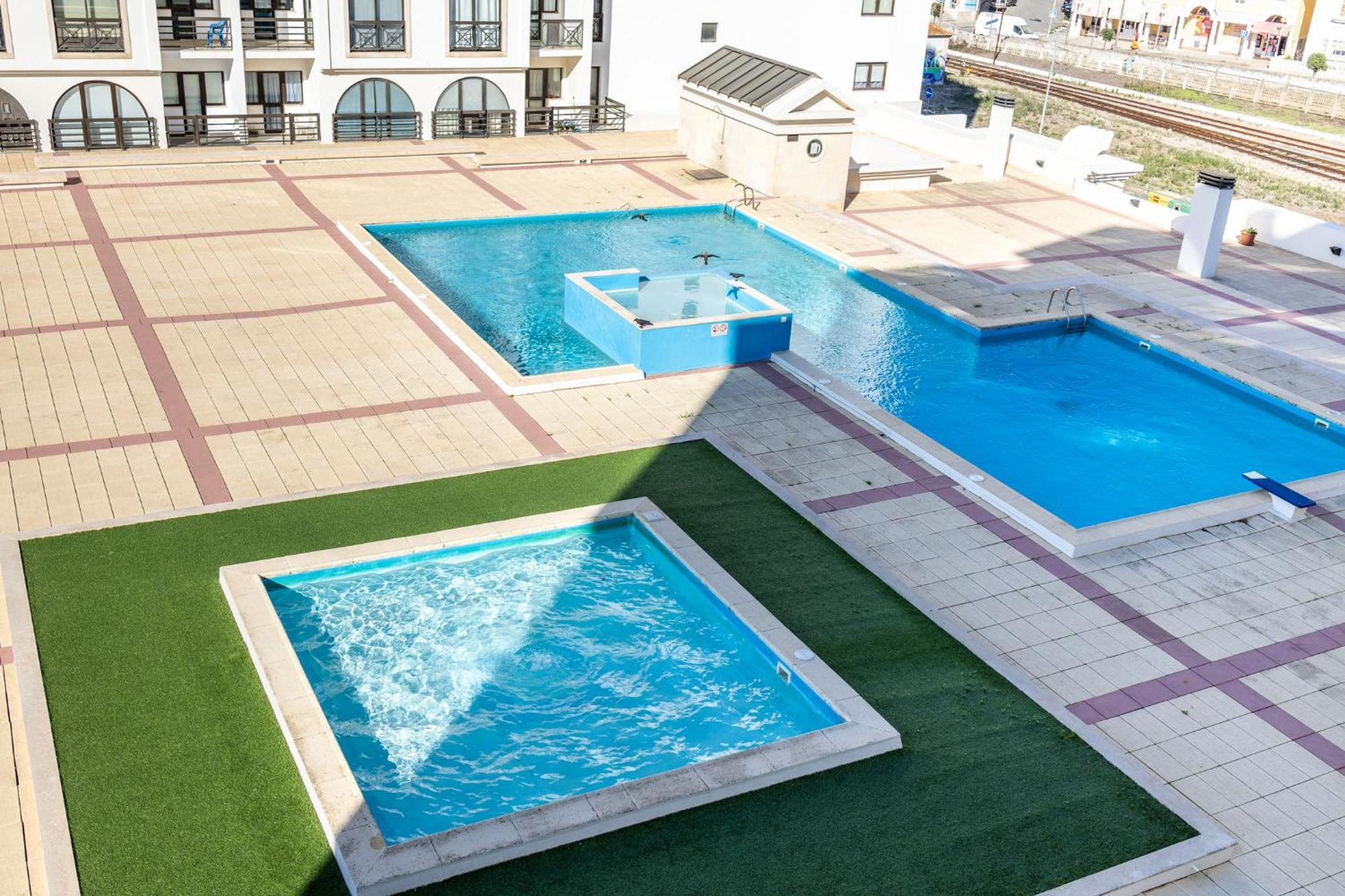 Beachfront 3Bdr Apt On Marginal Boulevard Sao Martinho do Porto Exterior photo